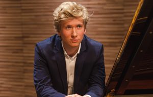 Zdjęcie przedstawia pianistę: Krzysztof Wierciński