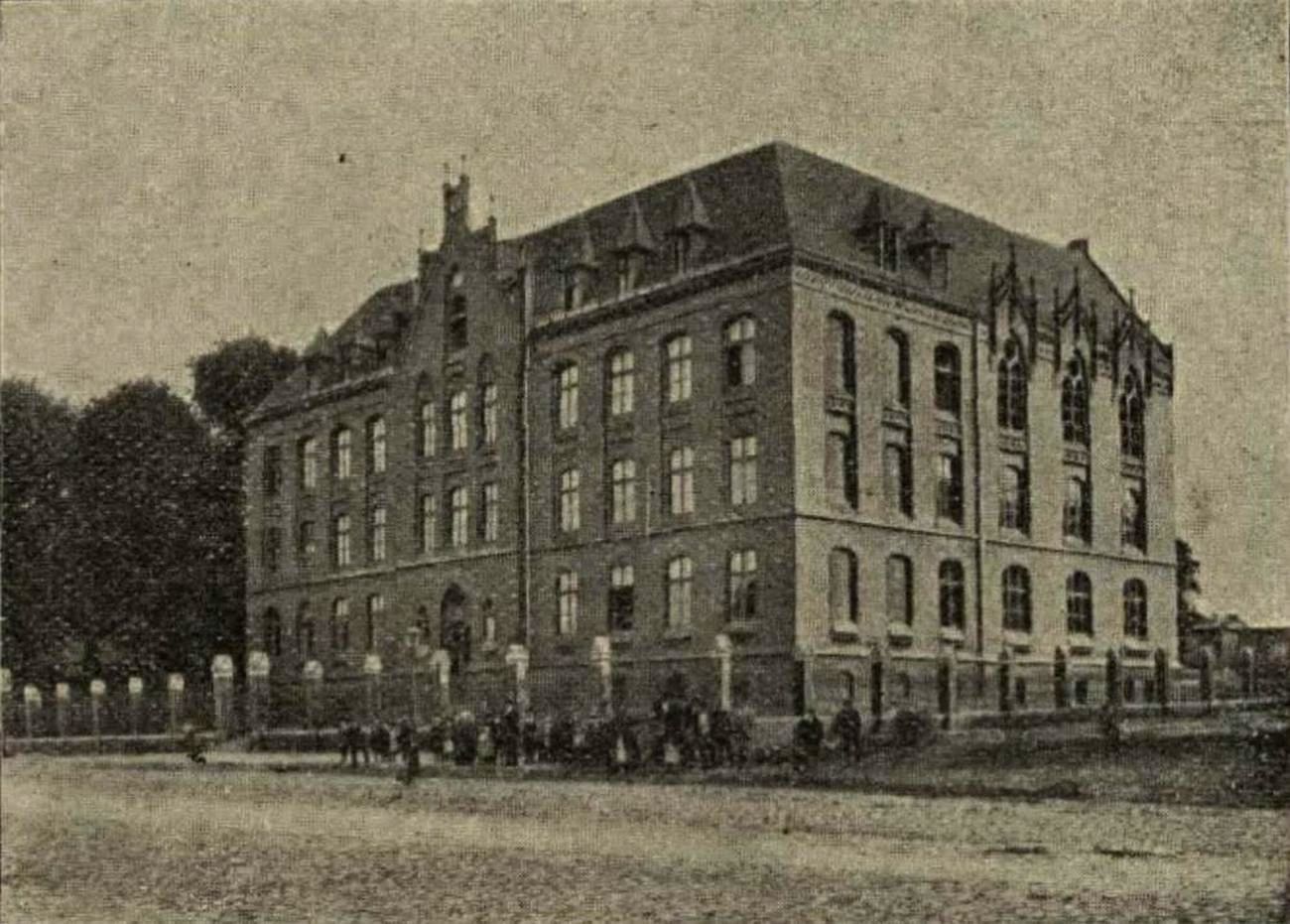 archiwalne zdjęcie przedstawiające budynek szkoły